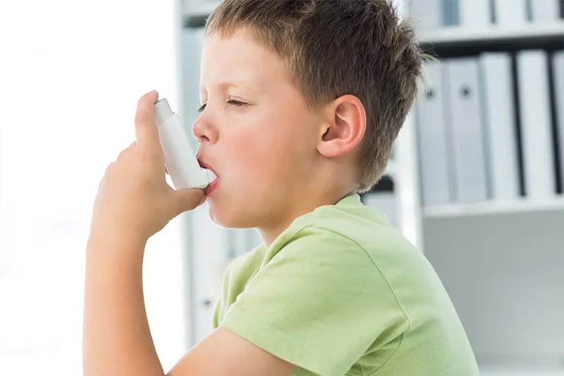 Klinikte astım inhaleri kullanan küçük çocuk